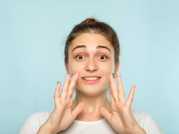 Förvånade förvånad tjej otroligt känslomässig ansikte — Stockfoto