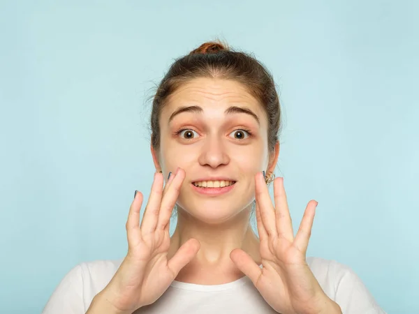 Sorprendida chica sorprendida increíble cara emocional — Foto de Stock