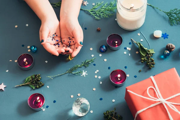 Feestelijke inrichting achtergrond geschenk doos kaarsen blauw — Stockfoto