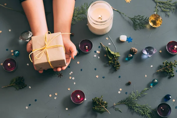 Doos van de gift van de hand van de inrichting van het magische vakantie van Nieuwjaar — Stockfoto