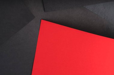 Kağıt katmanları siyah kırmızı kontrast soyut geometrik