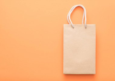 Kağıt alışveriş çantası turuncu arka plan mağaza satış