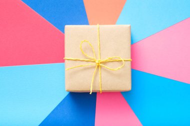 Hediyelik kutu çok renkli arka plan mevcut tatil