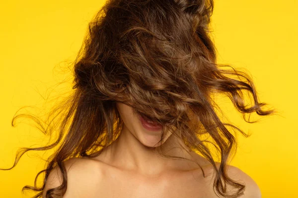 Haircare styling brunett tjej vågigt lås skönhet — Stockfoto