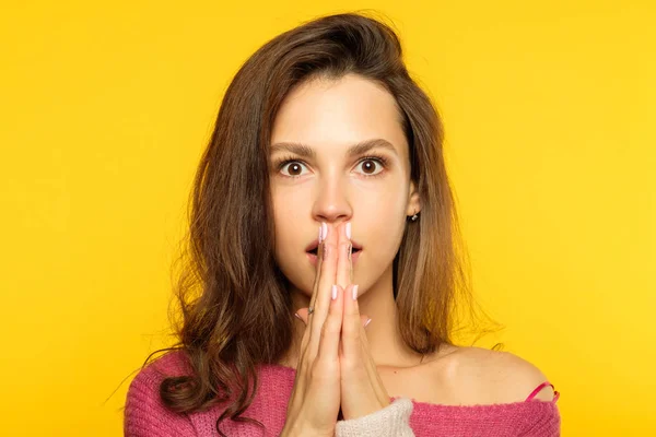Surprised shocked girl cover mouth emotional face — Stock Photo, Image