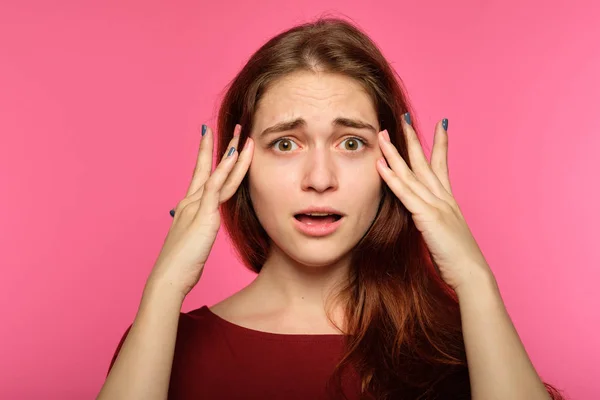 Increíble sorprendido mujer sorprendida embrague cabeza — Foto de Stock