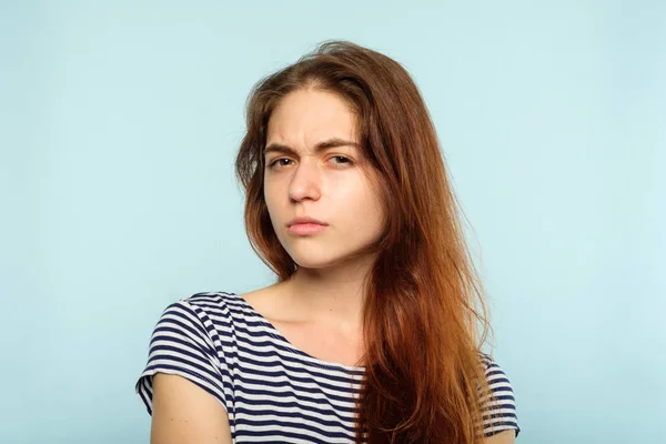 Emoción frente sospechosa mujer dudosa reflexivo —  Fotos de Stock