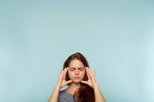 Dolor de cabeza migraña mujer templo mano analgésicos — Foto de Stock