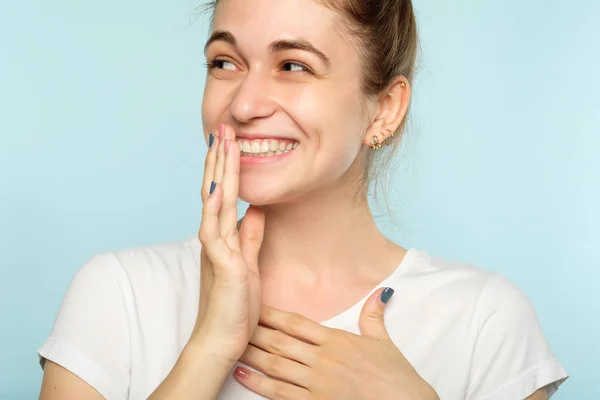 Emoção rosto sorridente mulher satisfeito auto satisfeito — Fotografia de Stock