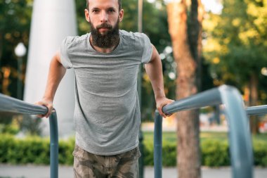 sokak egzersiz spor yaşam tarzı adam bar dips