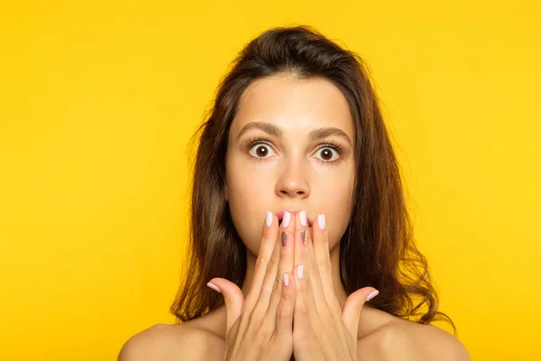 Shocked astonished girl gasping reaction emotion — Stock Photo, Image