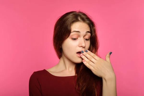 Omg shock increíble mujer cubierta boca abierta — Foto de Stock