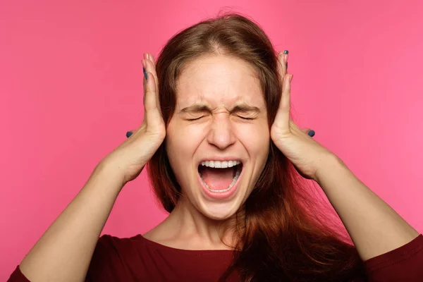 Rechazo rechazo escuchar mujer cubierta oídos gritando — Foto de Stock
