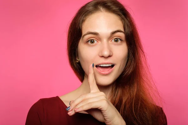 Surprised impressed girl facial expression emotion — Stock Photo, Image