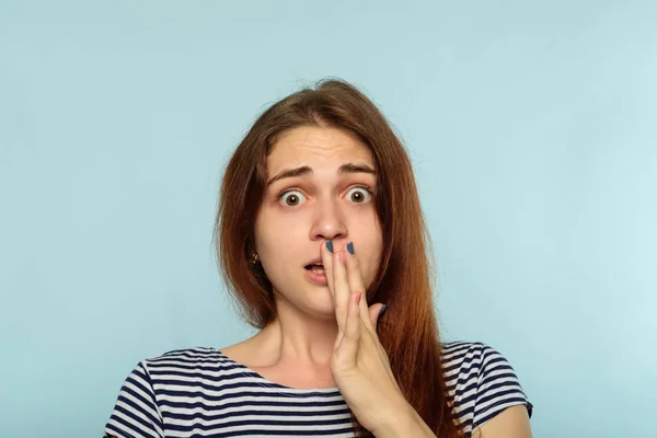 Shocked scared frightened girl cover mouth emotion — Stock Photo, Image