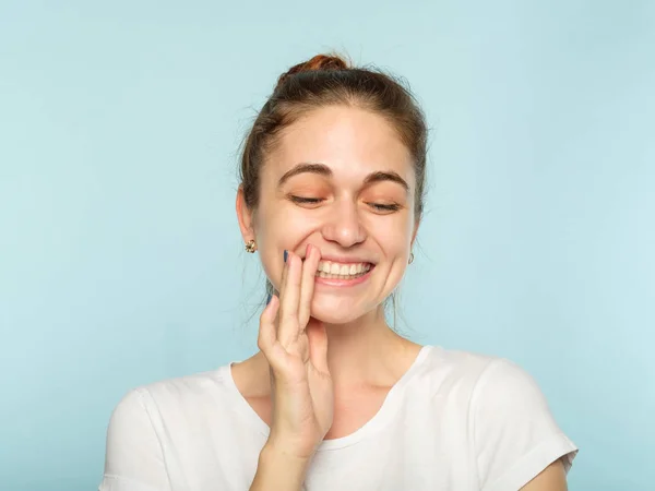 Expresión facial feliz sonrisa alegre chica — Foto de Stock