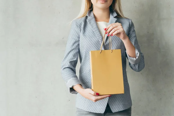 쇼핑 취미 갈색 종이 가방 여자 손 — 스톡 사진