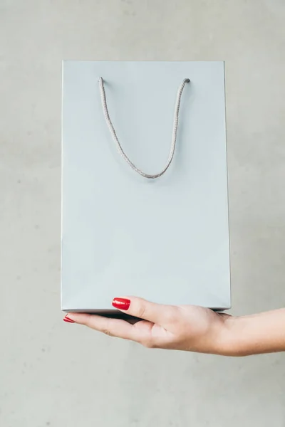 Bevásárló táska nő kéz fogyasztói életmód — Stock Fotó