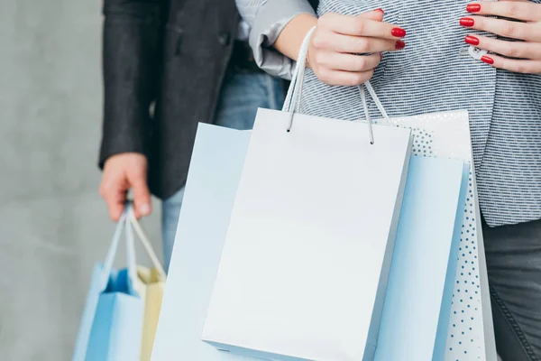 Vakantie winkelen geschenken kopen vrouw met zakken — Stockfoto