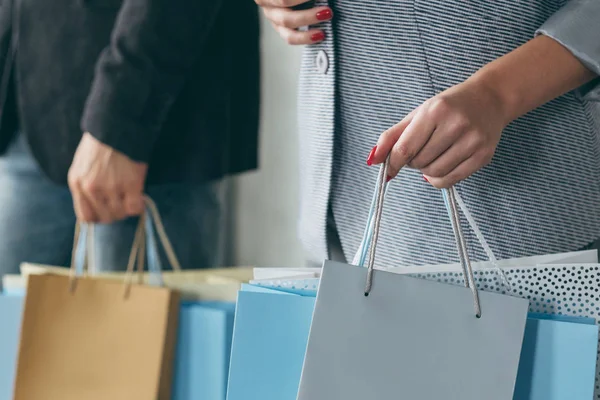 Shopping temporada venda homem mulher vários sacos mãos — Fotografia de Stock