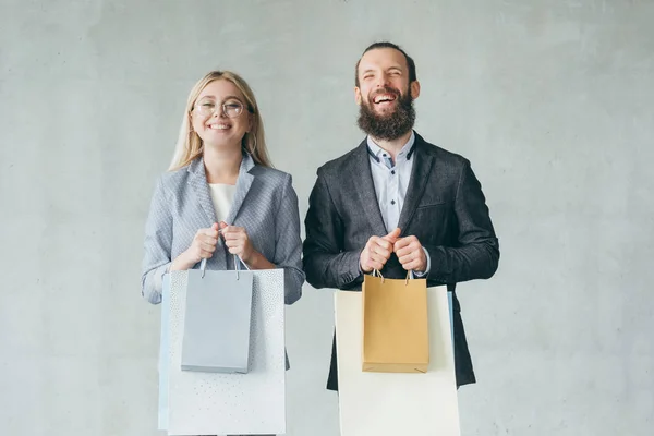Winkelen therapie gelukkig lachend paar houden tassen — Stockfoto