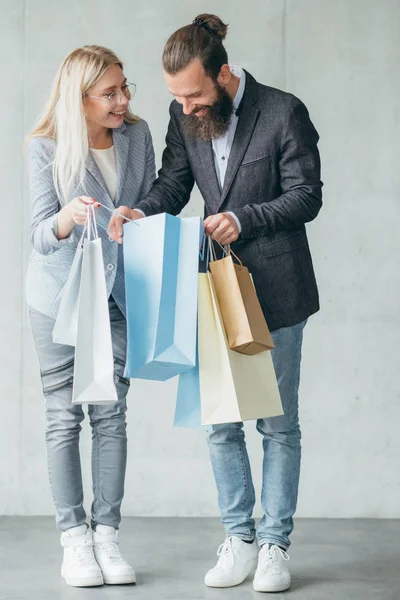 Winkelen verrassing vrouw Toon aankoop man tassen — Stockfoto