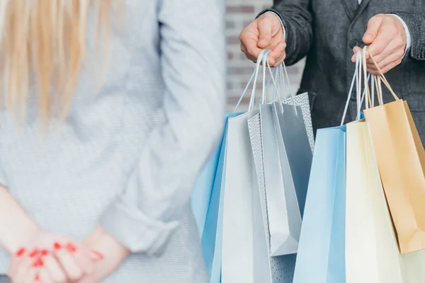 Tienda entrega en línea hombre al por menor bolsos de mano cliente —  Fotos de Stock