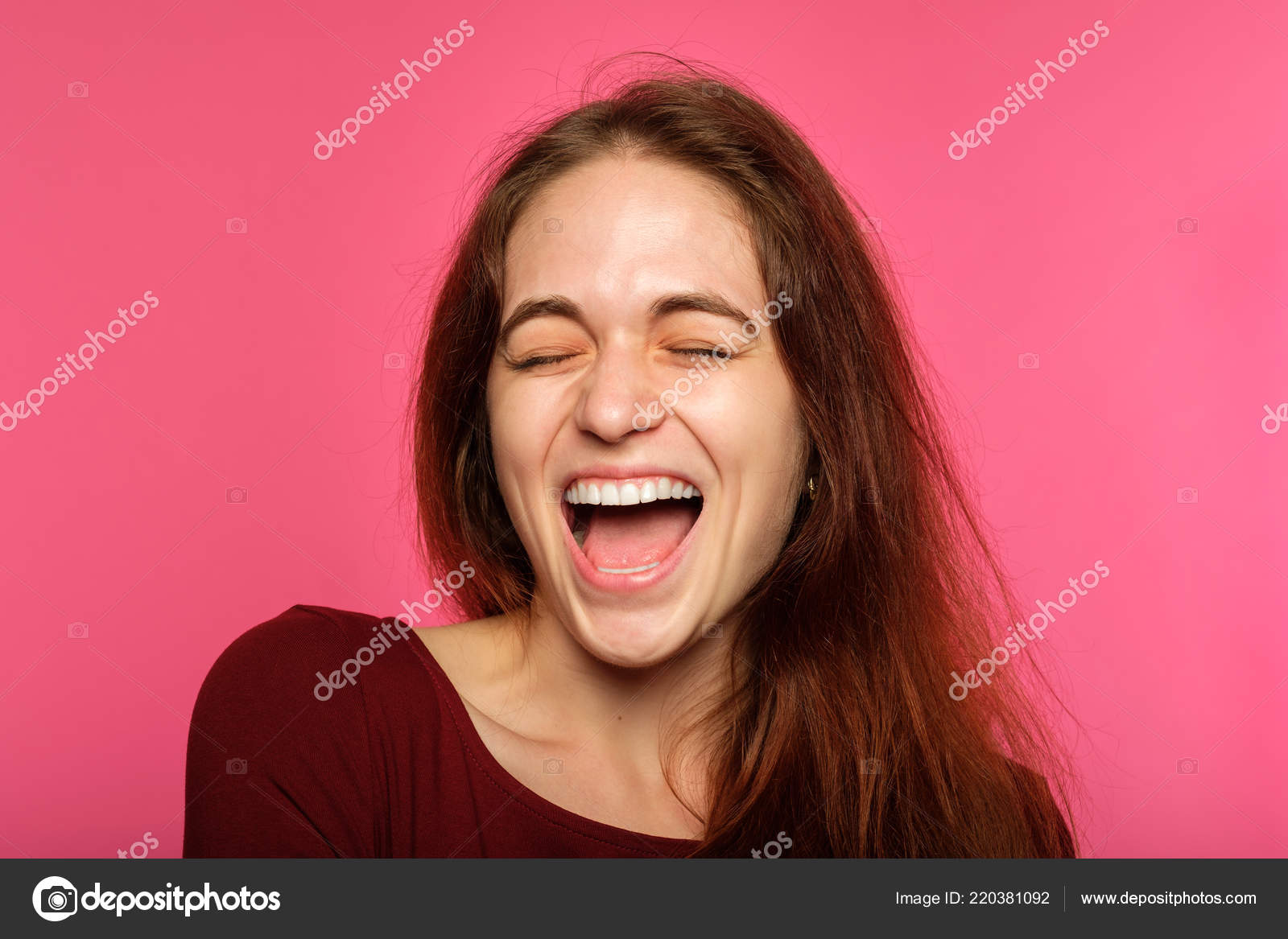 Emoción cara feliz emocionado alegre mujer encantada — Foto de