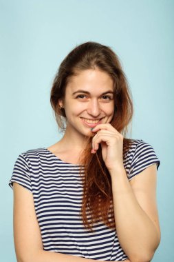 duygu ifade mutlu gülümseyen neşeli kadın