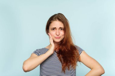 yüz ifadesi şüpheli küçümseyen ironik kız