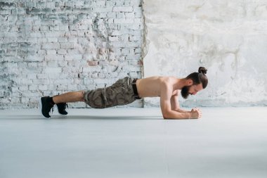 tahta adam Fitness eğitim spor salonunda egzersiz egzersiz