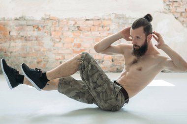 ABS Eğitim karın kas egzersiz spor adamı