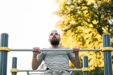 adam atletik egzersiz gücü eğitim pull ups