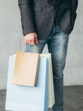 tatil alışveriş adam tutun birden çok çanta sunar