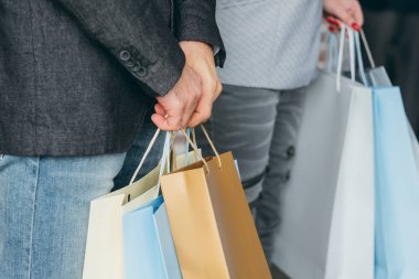 Alışveriş indirimler birden fazla çantaları el çift