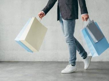 hobi adam fashionist yürüyen holding çanta alışveriş