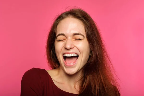 Emoción cara feliz emocionado alegre mujer encantada —  Fotos de Stock