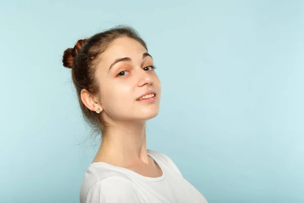 Jovem bonito adolescente menina retrato sorriso — Fotografia de Stock