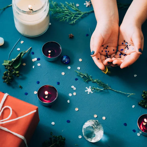 Neujahr Dekor blauer Hintergrund Kerzen Geschenk Zweige — Stockfoto