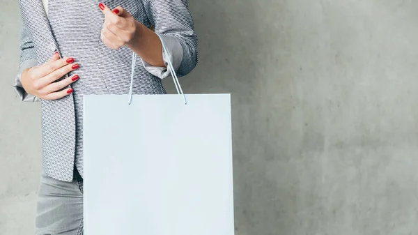 Shopping väska köpa konsumism kvinna som håller — Stockfoto