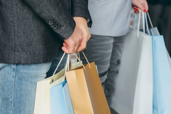 Descuentos de compra par de bolsas múltiples manos —  Fotos de Stock