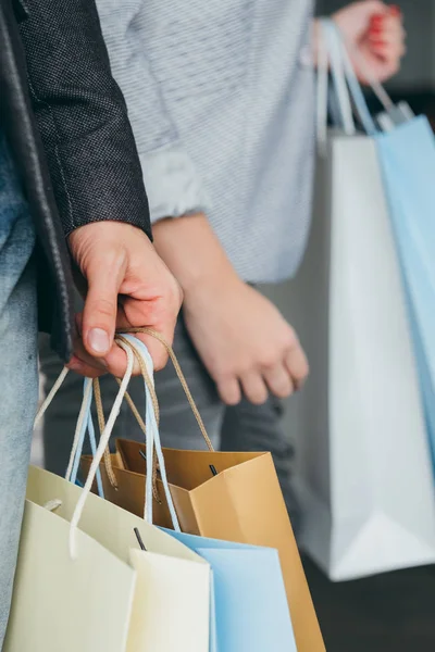 Winkelen consumentisme man hand met zakken — Stockfoto