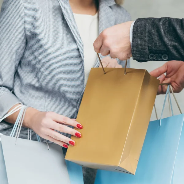 Sorpresa Compras Par Ocio Hombre Mostrar Presente Oculto Dentro Bolsa — Foto de Stock