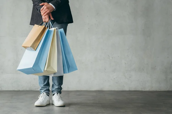 Venta de vacaciones compras consumismo hombre mantenga bolsas —  Fotos de Stock