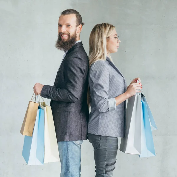 Compras estilo de vida casual pareja celebración bolsas —  Fotos de Stock