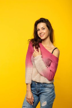 duygu ifade gülümseyen memnun mutlu kadın