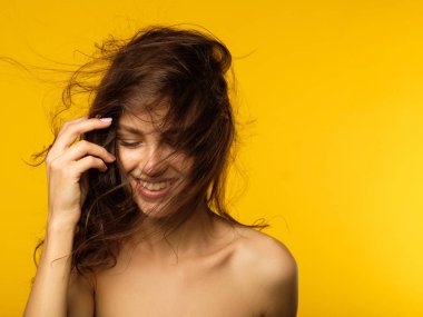 saç bakım stil esmer kız dağınık güzellik kilitler