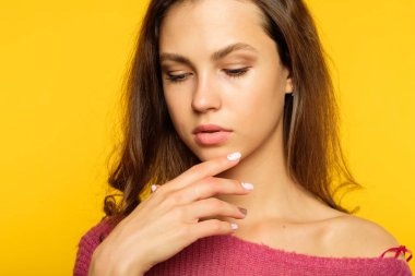 dalgın Düşünceli görünen aşağı doğru rüya kız