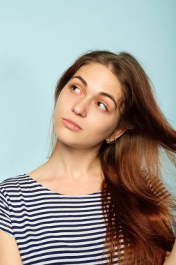 dalgın Düşünceli görünen yana doğru rüya kız