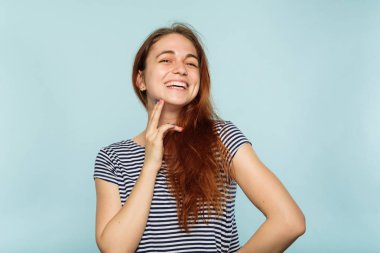 duygu mutlu gülümseyen neşeli memnun kadın yüz